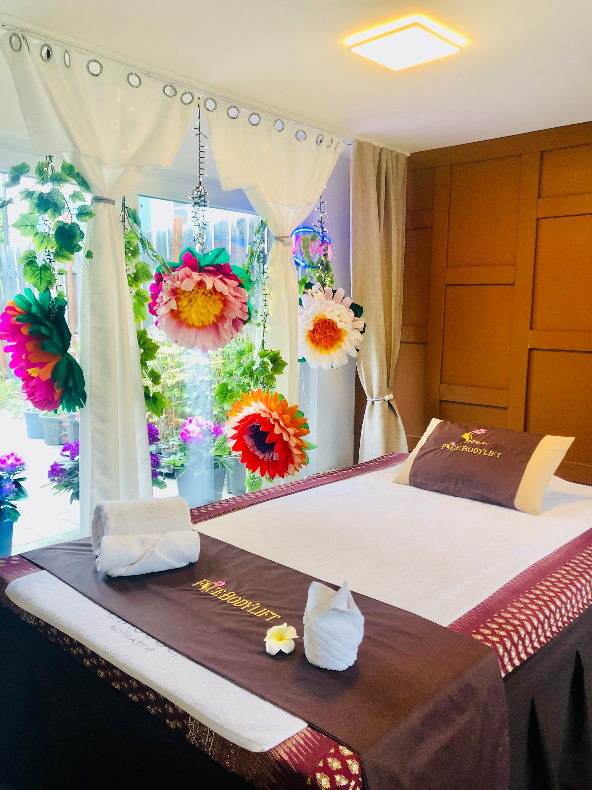 FaceBodyLift Behandlungsraum mit Blumendekoration