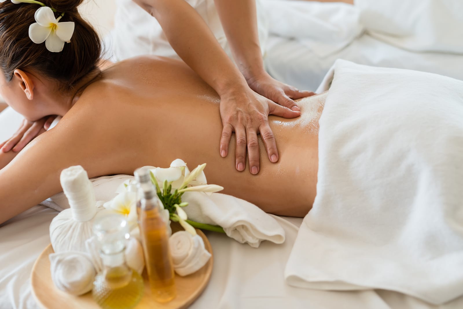 Thai Aromatherapie Massage mit Bio-Öl bei FaceBodyLift Bern
