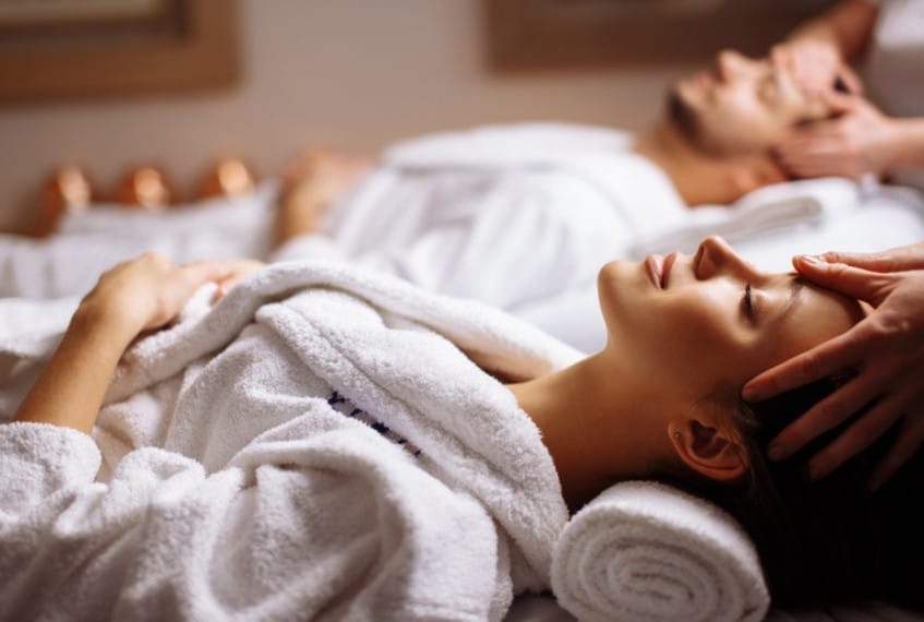 Paarmassage Bern — Paar bei Kopfmassage im FaceBodyLift Studio